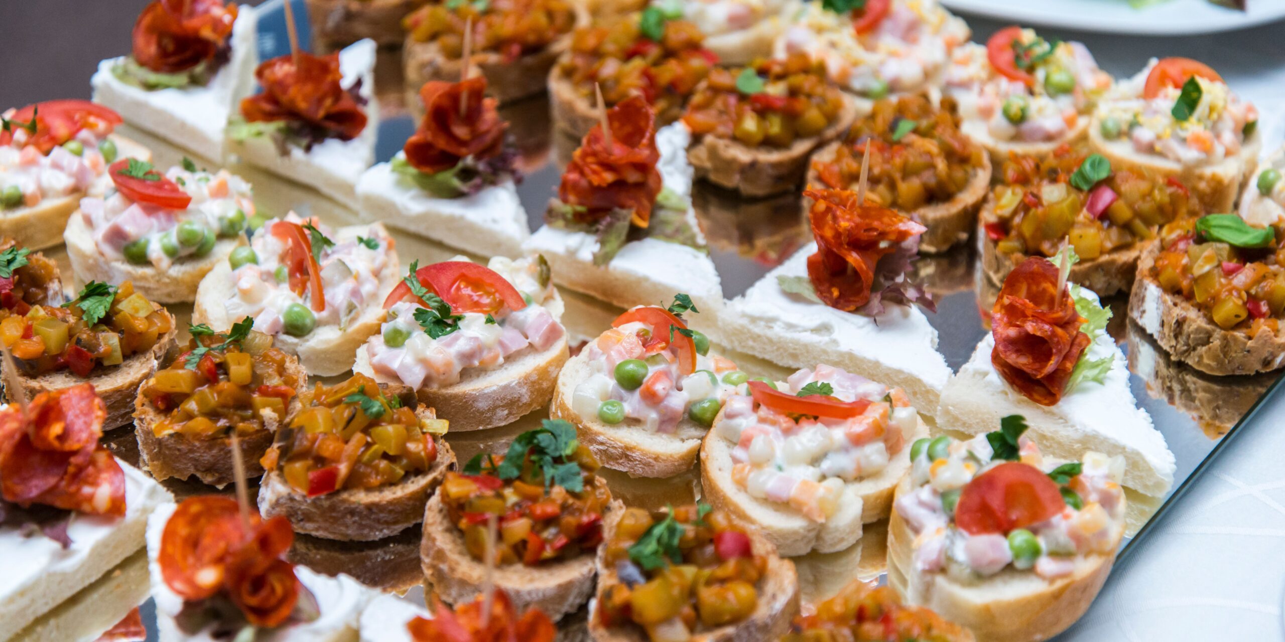Catering dla firm z Trójmiasta – jak zorganizować idealny lunch biznesowy?